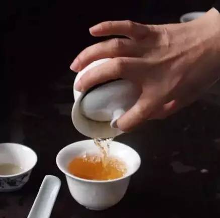 泡茶：盖碗泡茶如何不烫手？