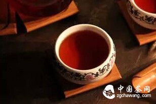 茶是一场邂逅，爱上茶杯中的小幸福