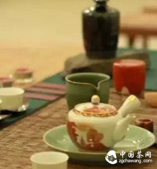 坐下来,静静地喝杯茶