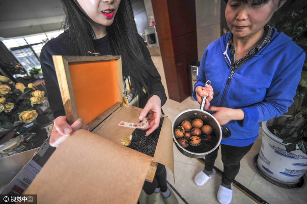 上海一市民拍下高价茶 却被保姆煮了茶叶蛋
