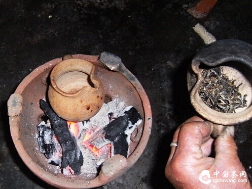 云南彝族的火塘茶艺