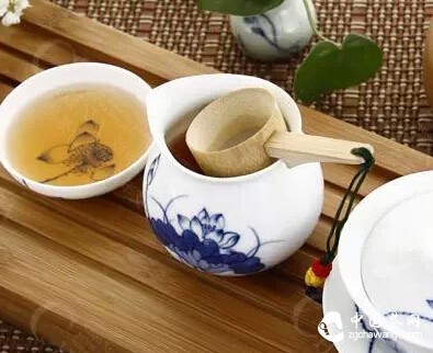 距茶道只差一步之遥？学习使用盖碗茶壶，泡茶要先会倒茶