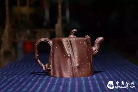 一撮香叶，一泓开水，一把茶壶！