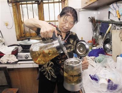 黎婆婆在家为游人准备茶水。