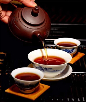 喝茶需遵循“早、少、淡、温”四大原则