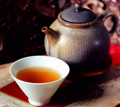 品味黑茶，选用什么茶杯？陶杯的沉淀 OR 瓷杯的生动