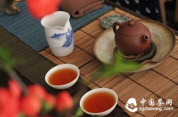 于红尘纷扰间与一杯淡茶对坐