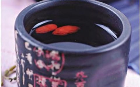 忍冬茶具有益胃润肠、清热解毒、驱风散热的功效