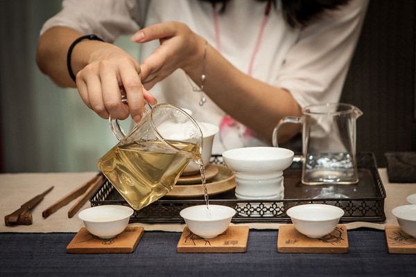 当智博会成为全民追捧的盛会，茶艺师未来会被AI机器人取代吗？