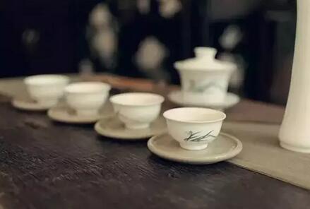 人生似一杯清茶，细细品味，才能赏出真味道。